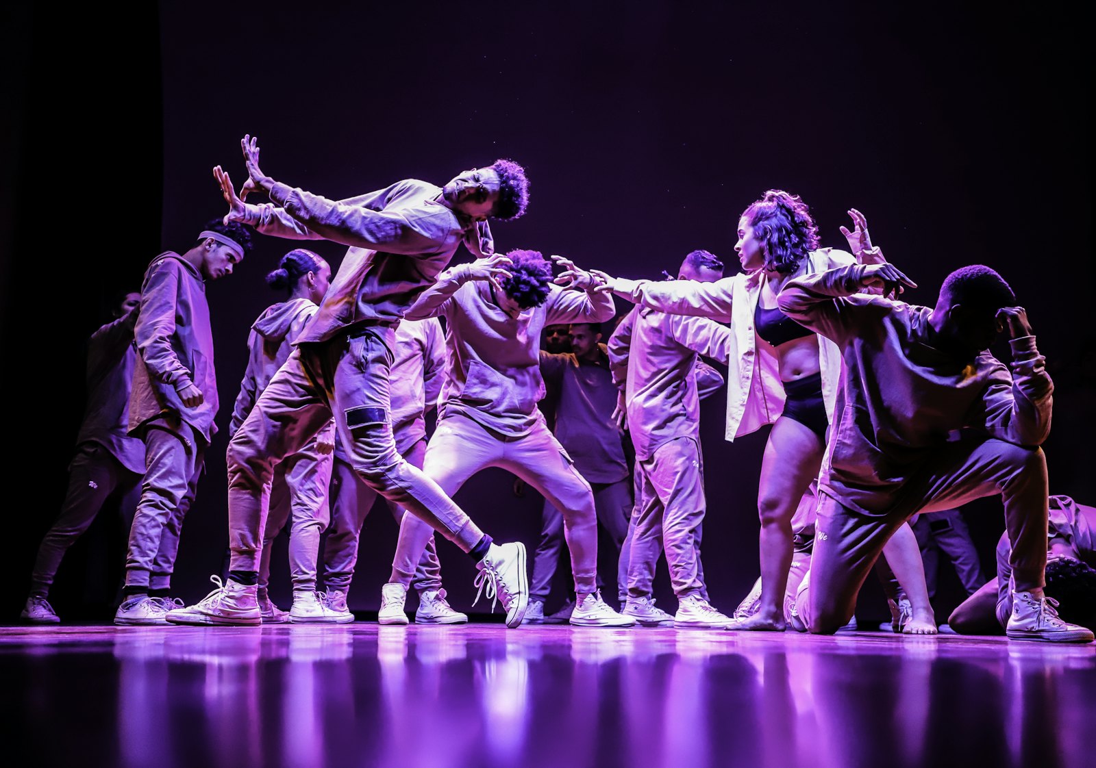 Groupe de danseurs hip-hop sur scène