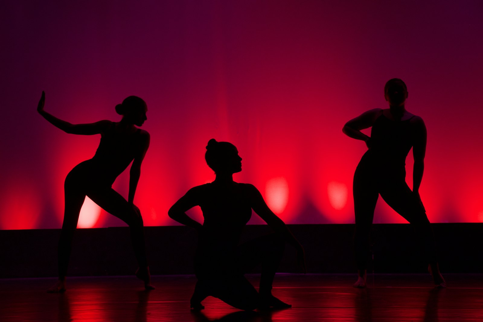 Silhouettes de danseurs sur fond rouge