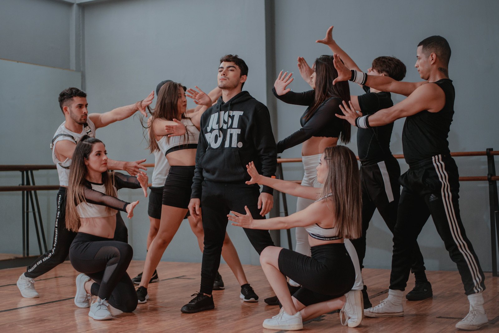Cours de danse en groupe dans un studio